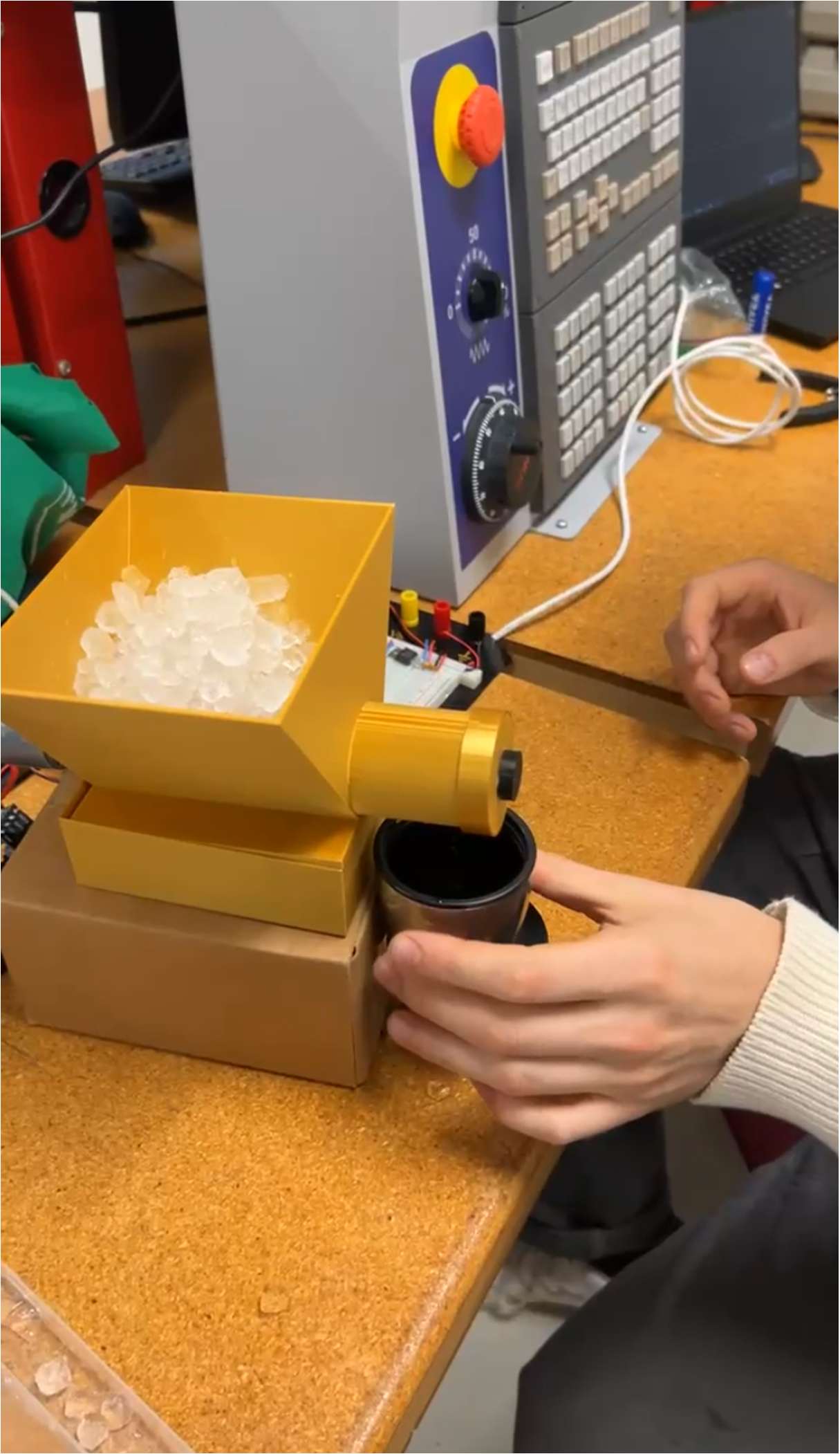 Ice dispensing machine